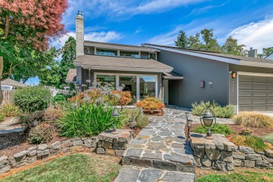 Welcome to one of the premier properties on the Rogue Valley on Rogue Valley Country Club in Oregon - for sale on GolfHomes.com, golf home, golf lot