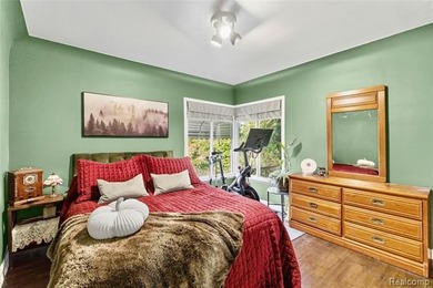 Enjoy a beautiful blend of comfort and character with this on Kearsley Lake Golf Course in Michigan - for sale on GolfHomes.com, golf home, golf lot