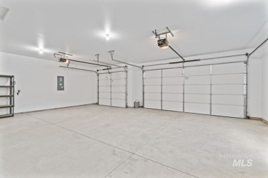 Welcome to this beautifully maintained 4 bedroom, 3 bath home on Hunters Point Golf Club in Idaho - for sale on GolfHomes.com, golf home, golf lot