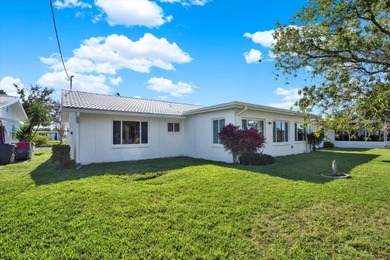 Enjoy maintenance-free, easy Florida living in this 2-bedroom on Mainlands Golf Club in Florida - for sale on GolfHomes.com, golf home, golf lot