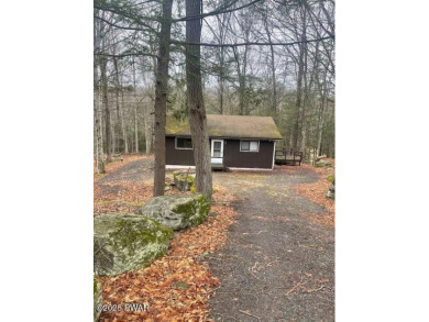YOUR AFFORDABLE HIDEAWAY IN THE HIDEOUT AWAITS.  This 2 bed 1 on The Hideout Golf in Pennsylvania - for sale on GolfHomes.com, golf home, golf lot