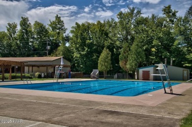 YOUR AFFORDABLE HIDEAWAY IN THE HIDEOUT AWAITS.  This 2 bed 1 on The Hideout Golf in Pennsylvania - for sale on GolfHomes.com, golf home, golf lot