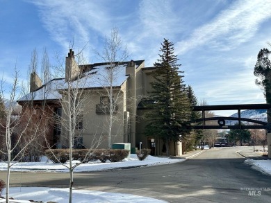Beautifully updated upper level Elkhorn Village condo in Sun on Elkhorn Golf Club in Idaho - for sale on GolfHomes.com, golf home, golf lot