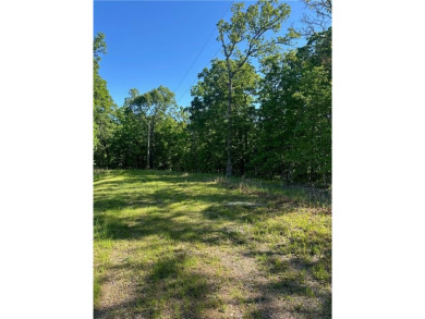 Ideally situated just minutes from scenic trails, premier golf on Bella Vista Country Club - Berksdale in Arkansas - for sale on GolfHomes.com, golf home, golf lot