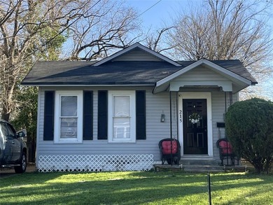Investor opportunity in Shreveport! This 2-bedroom, 1-bath on Querbes Park Golf Course in Louisiana - for sale on GolfHomes.com, golf home, golf lot
