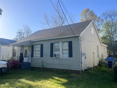 Investor opportunity in Shreveport! This 3-bedroom, 1.5-bath on Querbes Park Golf Course in Louisiana - for sale on GolfHomes.com, golf home, golf lot