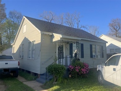 Investor opportunity in Shreveport! This 3-bedroom, 1.5-bath on Querbes Park Golf Course in Louisiana - for sale on GolfHomes.com, golf home, golf lot