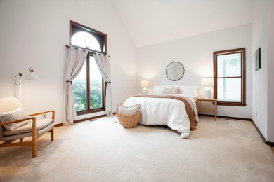 Stunning and spacious home on over an acre in Olentangy Schools on Glen Ross Golf Club in Ohio - for sale on GolfHomes.com, golf home, golf lot