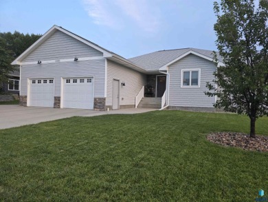 Step into this spacious 5 bedroom home offering an open floor on Wild Oak Golf Club in South Dakota - for sale on GolfHomes.com, golf home, golf lot
