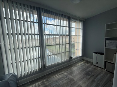 Beautifully upgraded 1 bedroom 1 bath  condo with shaker on Sunrise Lakes Phase III in Florida - for sale on GolfHomes.com, golf home, golf lot