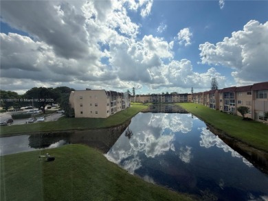Beautifully upgraded 1 bedroom 1 bath  condo with shaker on Sunrise Lakes Phase III in Florida - for sale on GolfHomes.com, golf home, golf lot