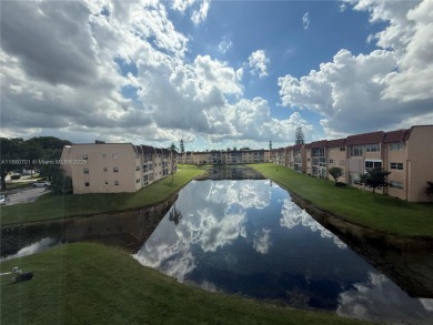 Beautifully upgraded 1 bedroom 1 bath  condo with shaker on Sunrise Lakes Phase III in Florida - for sale on GolfHomes.com, golf home, golf lot