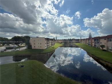 Beautifully upgraded 1 bedroom 1 bath  condo with shaker on Sunrise Lakes Phase III in Florida - for sale on GolfHomes.com, golf home, golf lot
