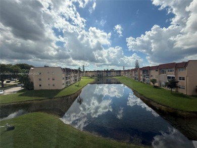 Beautifully upgraded 1 bedroom 1 bath  condo with shaker on Sunrise Lakes Phase III in Florida - for sale on GolfHomes.com, golf home, golf lot