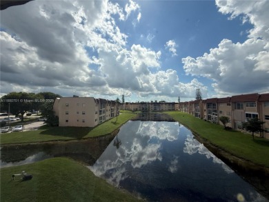 Beautifully upgraded 1 bedroom 1 bath  condo with shaker on Sunrise Lakes Phase III in Florida - for sale on GolfHomes.com, golf home, golf lot
