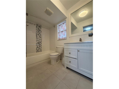 Beautifully upgraded 1 bedroom 1 bath  condo with shaker on Sunrise Lakes Phase III in Florida - for sale on GolfHomes.com, golf home, golf lot