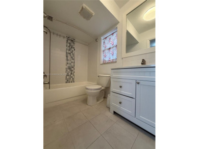 Beautifully upgraded 1 bedroom 1 bath  condo with shaker on Sunrise Lakes Phase III in Florida - for sale on GolfHomes.com, golf home, golf lot