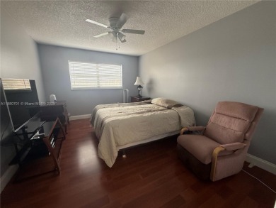 Beautifully upgraded 1 bedroom 1 bath  condo with shaker on Sunrise Lakes Phase III in Florida - for sale on GolfHomes.com, golf home, golf lot