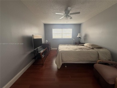 Beautifully upgraded 1 bedroom 1 bath  condo with shaker on Sunrise Lakes Phase III in Florida - for sale on GolfHomes.com, golf home, golf lot