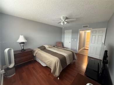 Beautifully upgraded 1 bedroom 1 bath  condo with shaker on Sunrise Lakes Phase III in Florida - for sale on GolfHomes.com, golf home, golf lot