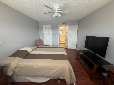 Beautifully upgraded 1 bedroom 1 bath  condo with shaker on Sunrise Lakes Phase III in Florida - for sale on GolfHomes.com, golf home, golf lot