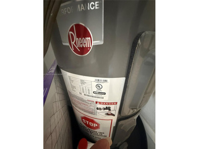 Beautifully upgraded 1 bedroom 1 bath  condo with shaker on Sunrise Lakes Phase III in Florida - for sale on GolfHomes.com, golf home, golf lot