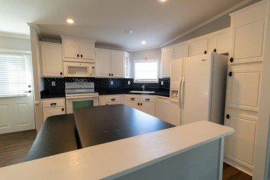 Welcome to this charming 2-bedroom, 2-bathroom manufactured home on Lily Lake Golf and RV Resort in Florida - for sale on GolfHomes.com, golf home, golf lot