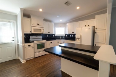 Welcome to this charming 2-bedroom, 2-bathroom manufactured home on Lily Lake Golf and RV Resort in Florida - for sale on GolfHomes.com, golf home, golf lot