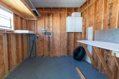 Welcome to this charming 2-bedroom, 2-bathroom manufactured home on Lily Lake Golf and RV Resort in Florida - for sale on GolfHomes.com, golf home, golf lot