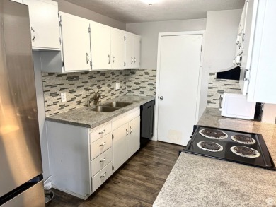 Great townhome next to Meadowbrook Golf Course! Features granite on Meadowbrook Golf Club in Utah - for sale on GolfHomes.com, golf home, golf lot