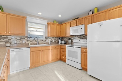 Welcome home to this pristine 2-bedroom, 2-bath *Marathon* on Cane Garden Golf Course - Sumter in Florida - for sale on GolfHomes.com, golf home, golf lot