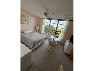 This 2/2 condo in the desirable Palm-Aire community on the 7th on Palm-Aire Country Club and Resort - Palms in Florida - for sale on GolfHomes.com, golf home, golf lot