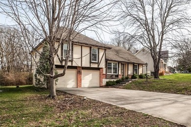Beautifully updated and spacious home backing near the National on National Golf Club of Kansas City in Missouri - for sale on GolfHomes.com, golf home, golf lot