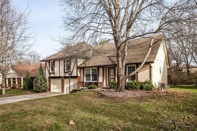 Beautifully updated and spacious home backing near the National on National Golf Club of Kansas City in Missouri - for sale on GolfHomes.com, golf home, golf lot