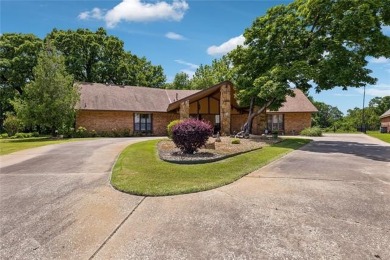 Beautifully remodeled full brick home nestled in a cul-de-sac on on Indian Springs Country Club in Oklahoma - for sale on GolfHomes.com, golf home, golf lot