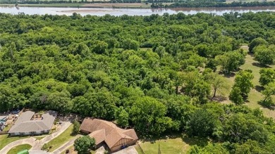 Beautifully remodeled full brick home nestled in a cul-de-sac on on Indian Springs Country Club in Oklahoma - for sale on GolfHomes.com, golf home, golf lot