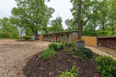 WELCOME HOME! This charming 2-bedrm, 2-bathrm home located in on Bella Vista Country Club and Golf Course in Arkansas - for sale on GolfHomes.com, golf home, golf lot