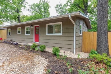 WELCOME HOME! This charming 2-bedrm, 2-bathrm home located in on Bella Vista Country Club and Golf Course in Arkansas - for sale on GolfHomes.com, golf home, golf lot