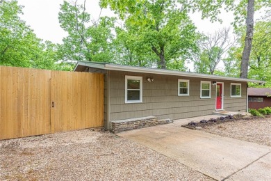 WELCOME HOME! This charming 2-bedrm, 2-bathrm home located in on Bella Vista Country Club and Golf Course in Arkansas - for sale on GolfHomes.com, golf home, golf lot