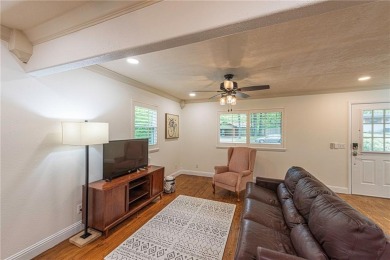 WELCOME HOME! This charming 2-bedrm, 2-bathrm home located in on Bella Vista Country Club and Golf Course in Arkansas - for sale on GolfHomes.com, golf home, golf lot