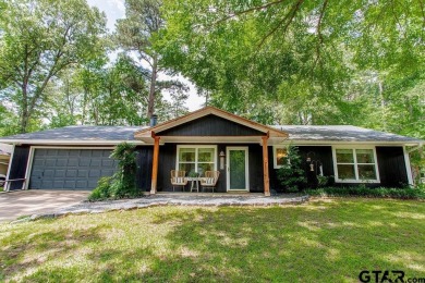 Welcome to this charming 1407 square foot, 3 bedroom, 2 bath on Hide-A-Way Lake Golf Course in Texas - for sale on GolfHomes.com, golf home, golf lot
