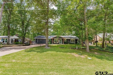 Welcome to this charming 1407 square foot, 3 bedroom, 2 bath on Hide-A-Way Lake Golf Course in Texas - for sale on GolfHomes.com, golf home, golf lot