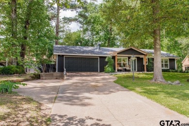 Welcome to this charming 1407 square foot, 3 bedroom, 2 bath on Hide-A-Way Lake Golf Course in Texas - for sale on GolfHomes.com, golf home, golf lot