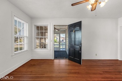 Welcome to this charming 1940 home offering 1312 square feet of on Querbes Park Golf Course in Louisiana - for sale on GolfHomes.com, golf home, golf lot