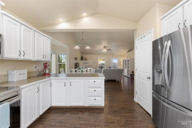 Minutes from the lake & golf course, this home meets ALL your on Hunters Point Golf Club in Idaho - for sale on GolfHomes.com, golf home, golf lot
