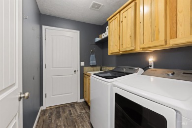 Minutes from the lake & golf course, this home meets ALL your on Hunters Point Golf Club in Idaho - for sale on GolfHomes.com, golf home, golf lot