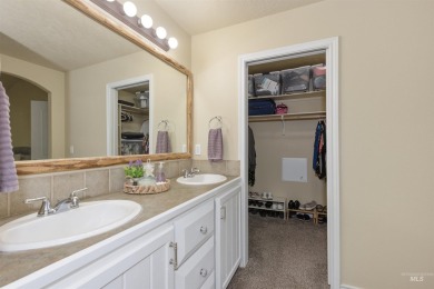 Minutes from the lake & golf course, this home meets ALL your on Hunters Point Golf Club in Idaho - for sale on GolfHomes.com, golf home, golf lot