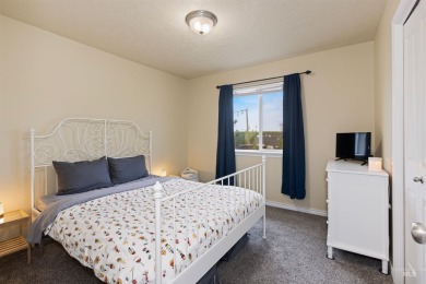 Minutes from the lake & golf course, this home meets ALL your on Hunters Point Golf Club in Idaho - for sale on GolfHomes.com, golf home, golf lot