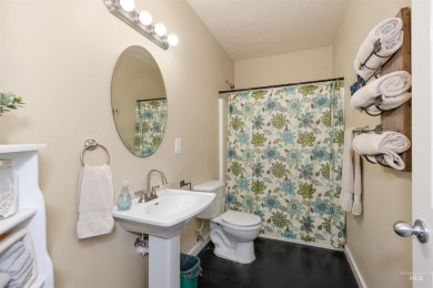 Minutes from the lake & golf course, this home meets ALL your on Hunters Point Golf Club in Idaho - for sale on GolfHomes.com, golf home, golf lot