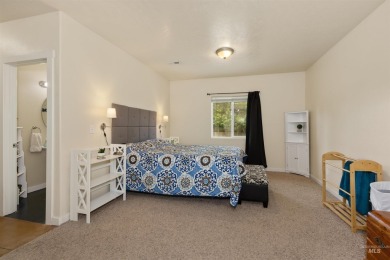 Minutes from the lake & golf course, this home meets ALL your on Hunters Point Golf Club in Idaho - for sale on GolfHomes.com, golf home, golf lot